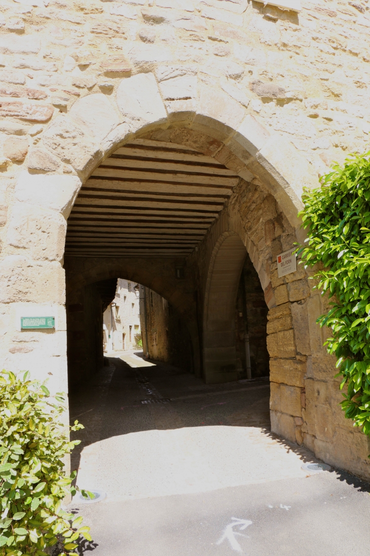 Entrée dans le village par la porte de la maison de Caylus. - Saint-Côme-d'Olt