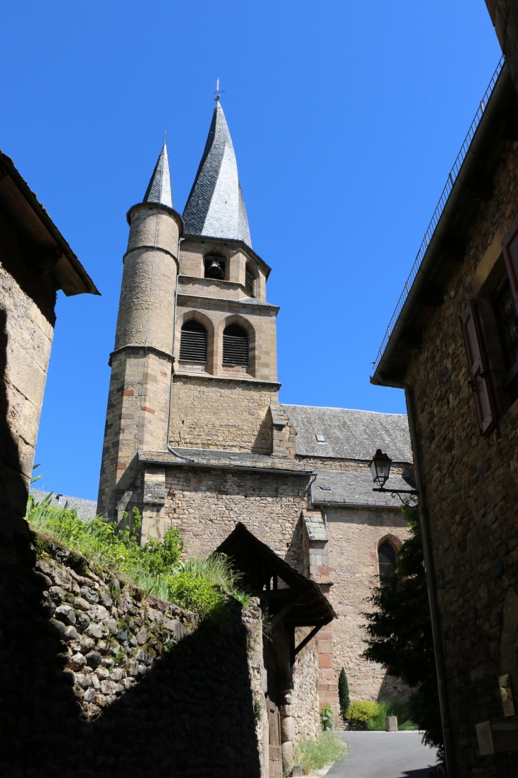 Eglise de Saint Côme et Saint Damien du XIIIe siècle, célèbre pour son clocher flammé en vrille. - Saint-Côme-d'Olt