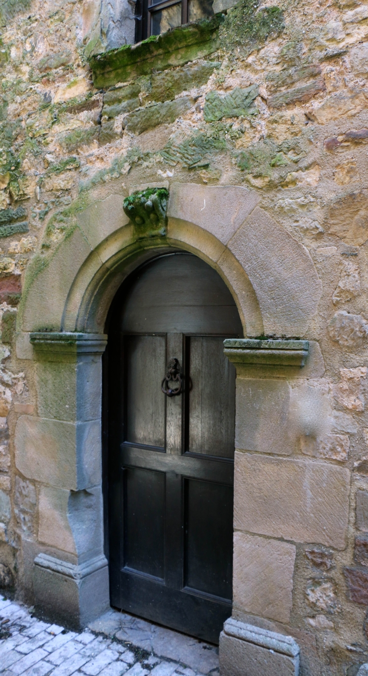 Porte ancienne du village. - Saint-Côme-d'Olt