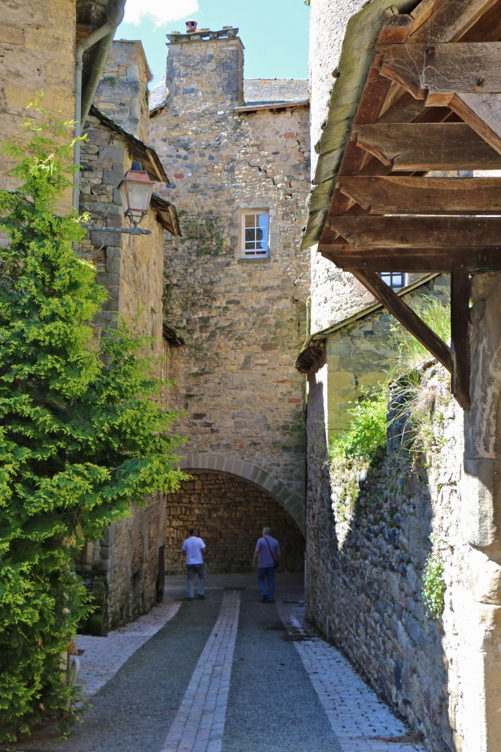 La Maison Pont de Caylus a conservé son colombier qui faisait office de tour de guet. - Saint-Côme-d'Olt