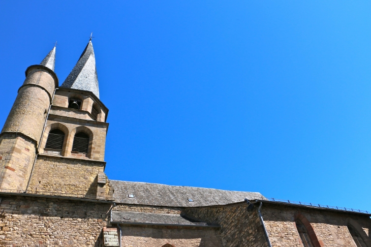 Eglise de Saint Côme et Saint Damien du XIIIe siècle, célèbre pour son clocher flammé en vrille. - Saint-Côme-d'Olt