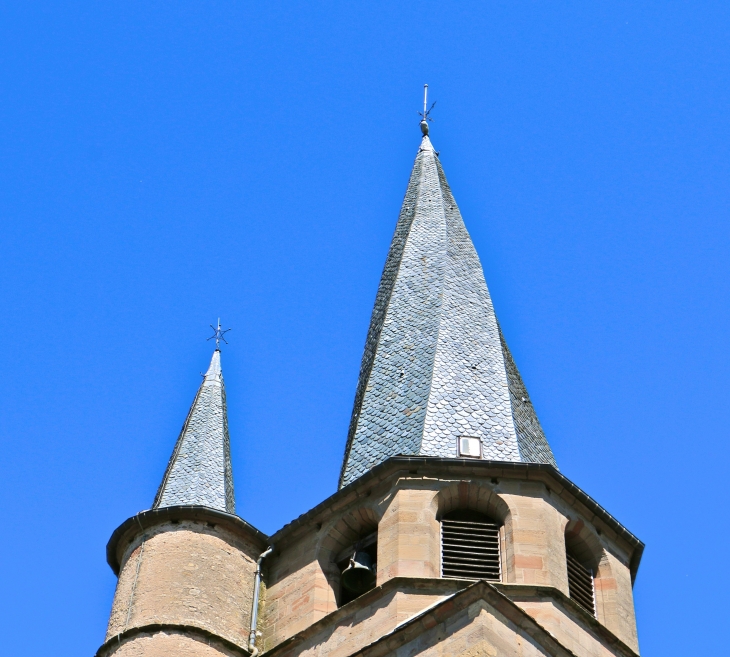 Clocher tors ou clocher flammé. sa flèche est en spirale, couverte d'ardoises, de style gothique, elle fut construite de 1522 à 1532. - Saint-Côme-d'Olt