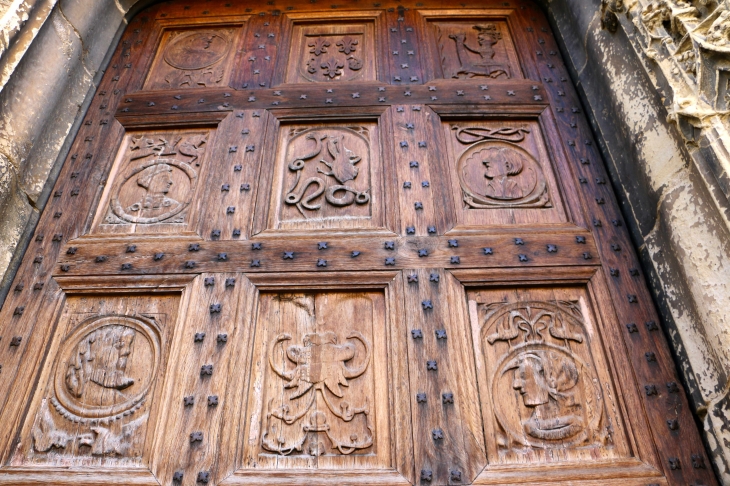 Eglise Saint Come et Saint Damien : magnifique porte en chêne sculpté oeuvre de l'Architecte Antoine Salvanh. Chacune de ces portes est ornée de 365 clous en fer forgé martelé datant de 1532. - Saint-Côme-d'Olt