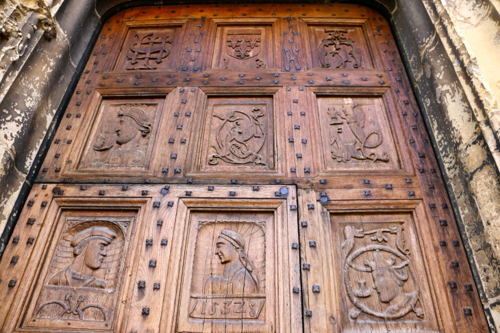 Eglise Saint Come et Saint Damien : magnifique porte en chêne sculpté oeuvre de l'Architecte Antoine Salvanh. Chacune de ces portes est ornée de 365 clous en fer forgé martelé datant de 1532. - Saint-Côme-d'Olt