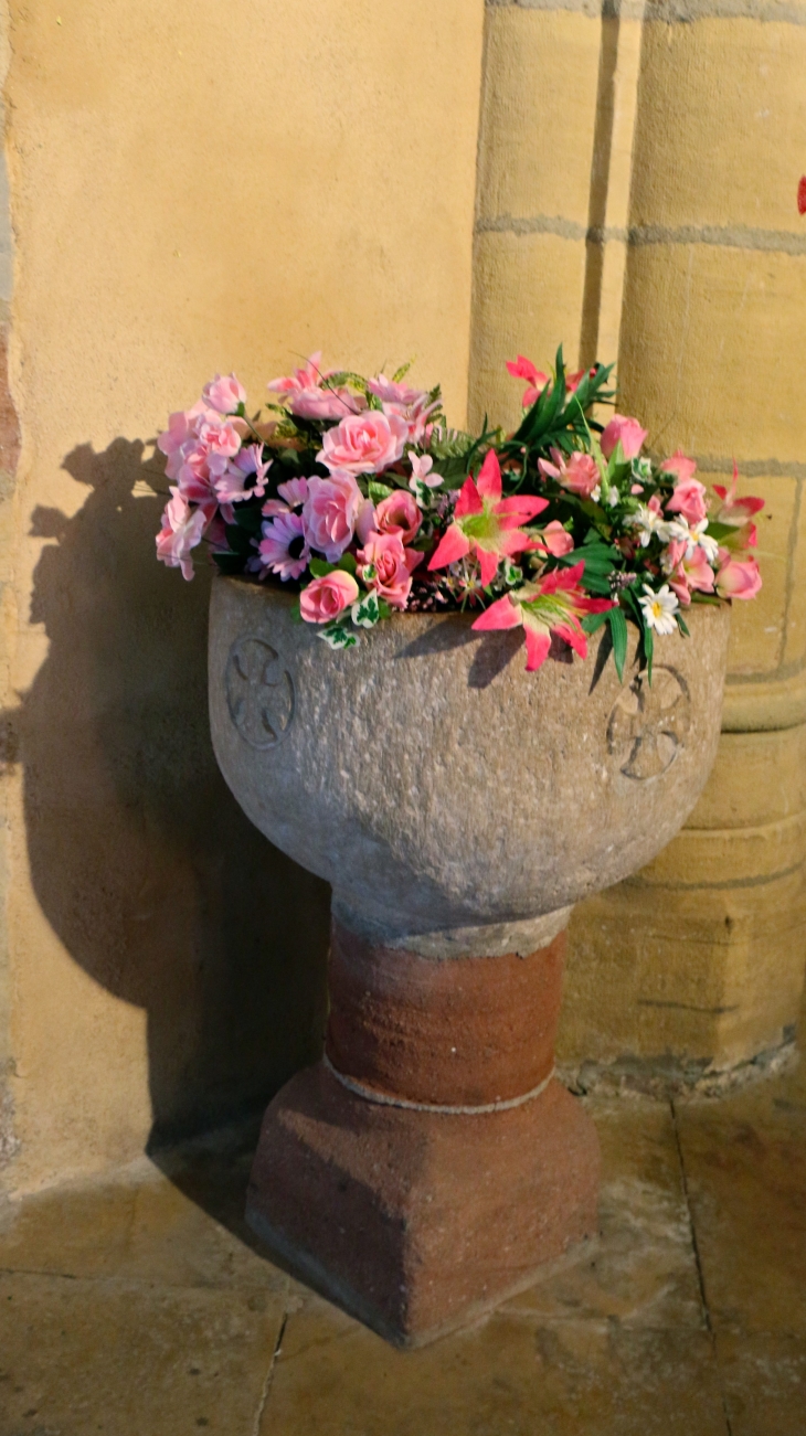 Eglise Saint Come et Saint Damien : les fonts baptismaux. - Saint-Côme-d'Olt