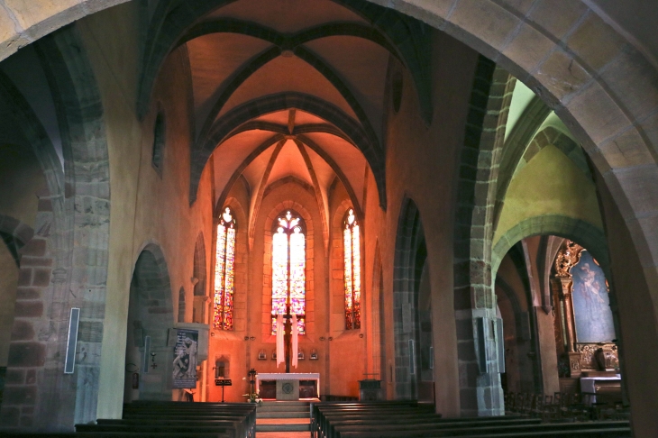 Eglise Saint Come et Saint Damien : la nef vers le choeur. - Saint-Côme-d'Olt