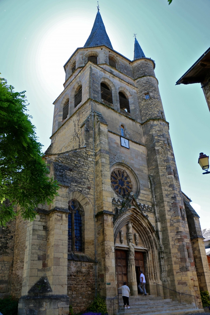 Façade occidentale de l'église Saint Come et Saint Damien du XVIIe siècle. - Saint-Côme-d'Olt