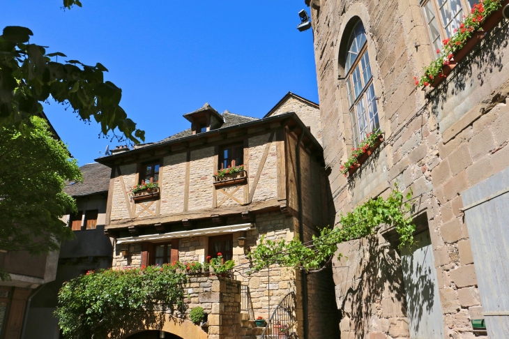 Dans le village. - Saint-Côme-d'Olt