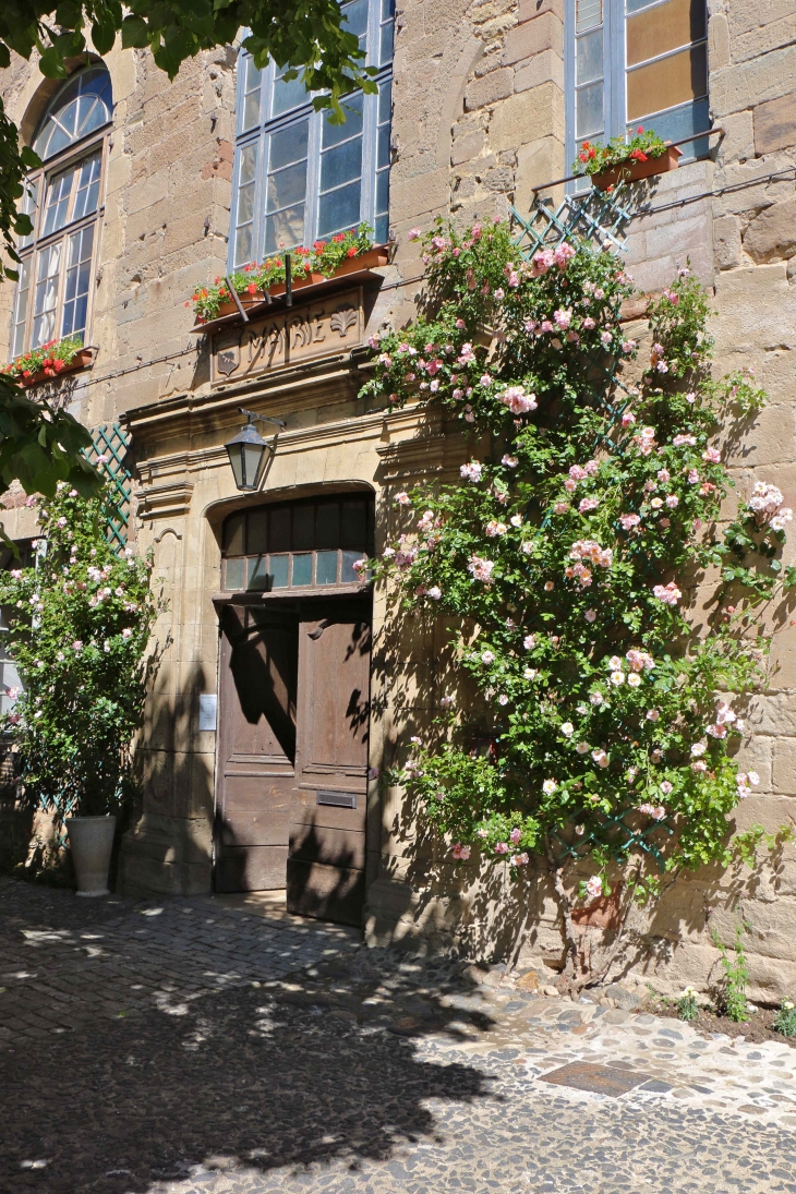 Entrée de la Mairie. - Saint-Côme-d'Olt