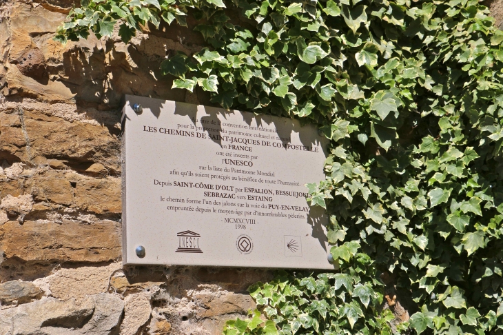 Plaque sur une porte ancienne du village. - Saint-Côme-d'Olt