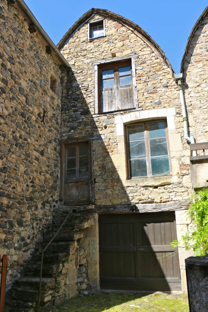 Architecture : charpente-en-carène-de-bateau - Saint-Côme-d'Olt