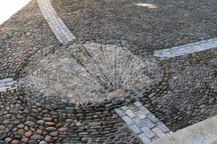 Le parvis de l'église Saint Come et Saint Damien. - Saint-Côme-d'Olt