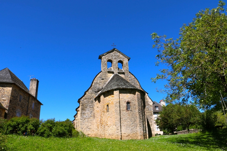 Chapelle des pénitents blancs : chevet élégant percé de petites fenêtres et que vient seulement scandé de large bandes de pierres qui ne sont pas sans rappeler le décor de bandes lombardes si rare dans cette région. - Saint-Côme-d'Olt