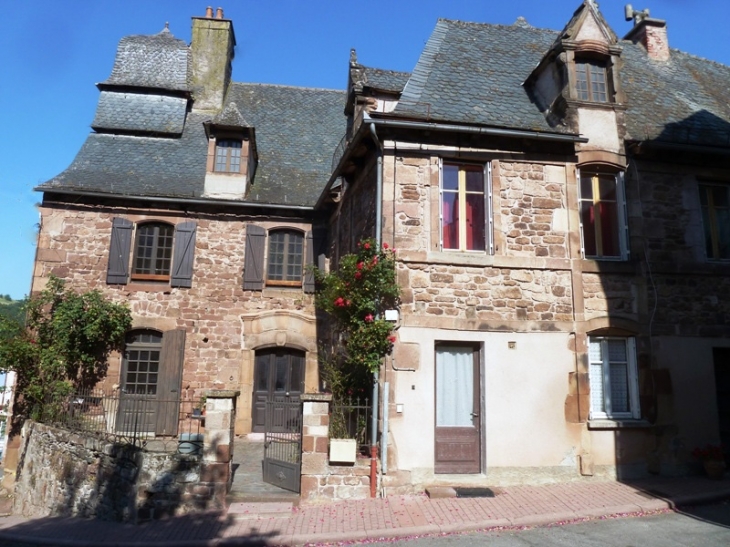 Belle maison du centre Le 1er Janvier 2016 les communes Conques, Grand-Vabre, Noailhac et Saint-Cyprien-sur-Dourdou  ont fusionné  pour former la nouvelle commune Conques-en-Rouergue.