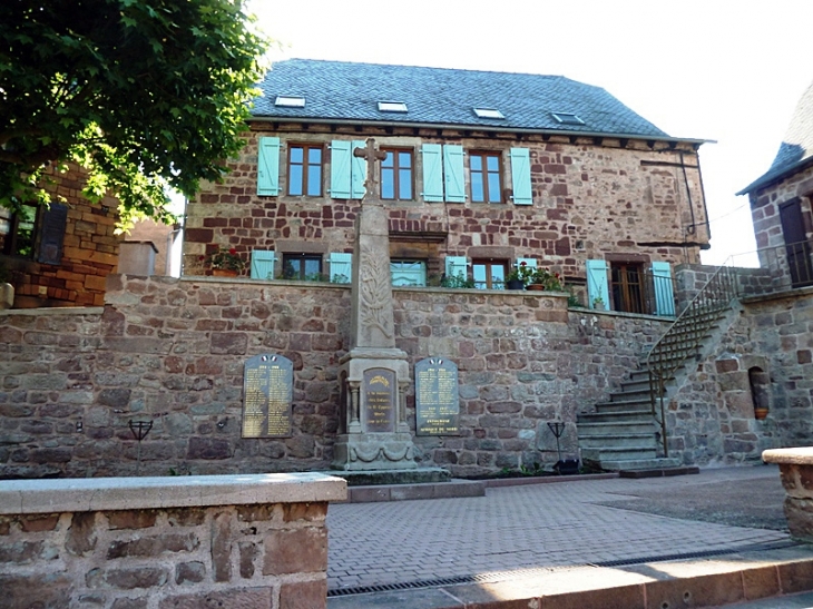 Le monument aux morts - Saint-Cyprien-sur-Dourdou