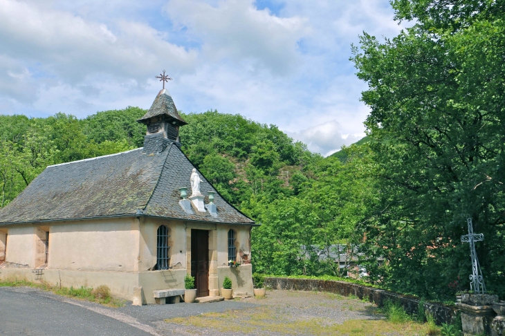 Chapelle Notre Dame des Buis construite en 1827 sur l'emplacement d'un petit oratoire, pour abriter une statue retrouvée là par un berger. - Saint-Geniez-d'Olt