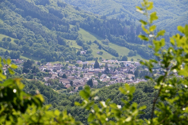 Vue sur Saint Geniez d'Olt de la route D95. - Saint-Geniez-d'Olt