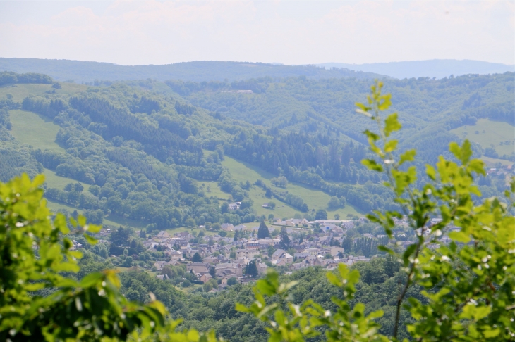 Vue sur Saint Geniez d'Olt de la route D95. - Saint-Geniez-d'Olt