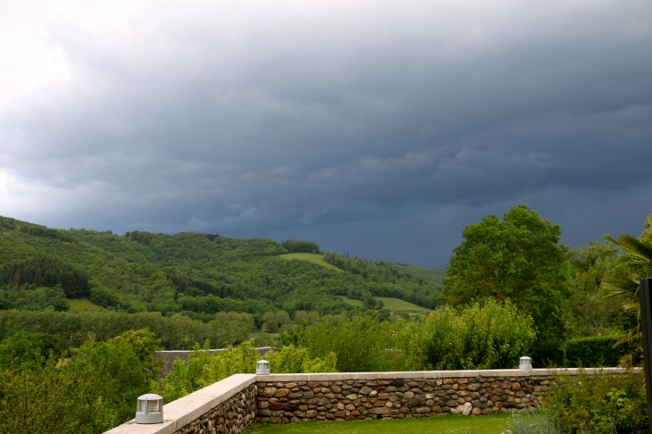 Ciel menaçant au Château de la Falque. - Saint-Geniez-d'Olt