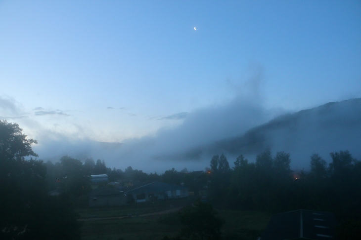 Vue du château de la Falque au petit matin. - Saint-Geniez-d'Olt