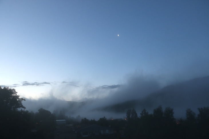 Vue du château de la Falque au petit matin. - Saint-Geniez-d'Olt