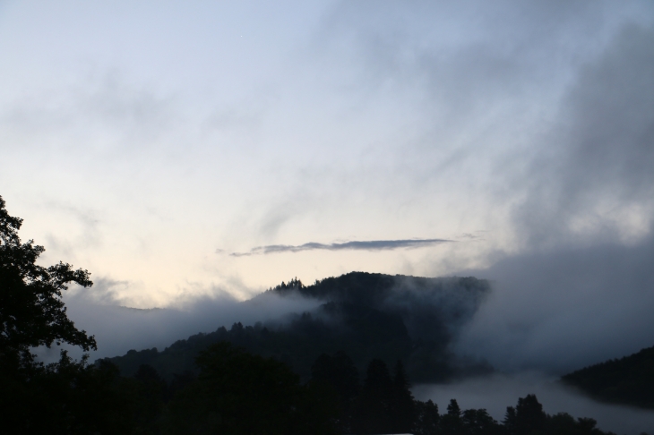 Vue du château de la Falque au petit matin. - Saint-Geniez-d'Olt