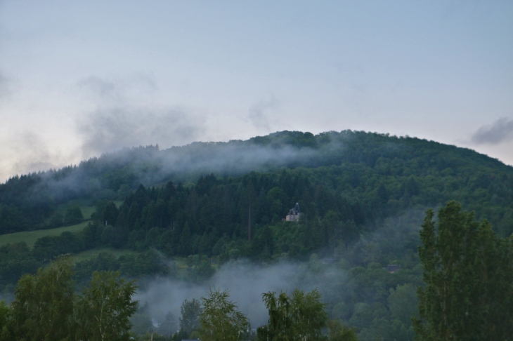 Vue du château de la Falque au petit matin. - Saint-Geniez-d'Olt