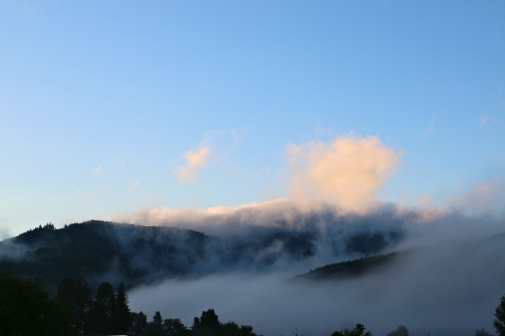 Vue du château de la Falque au petit matin. - Saint-Geniez-d'Olt