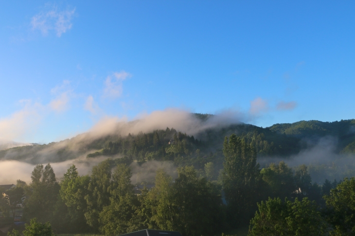 Vue du château de la Falque au petit matin. - Saint-Geniez-d'Olt