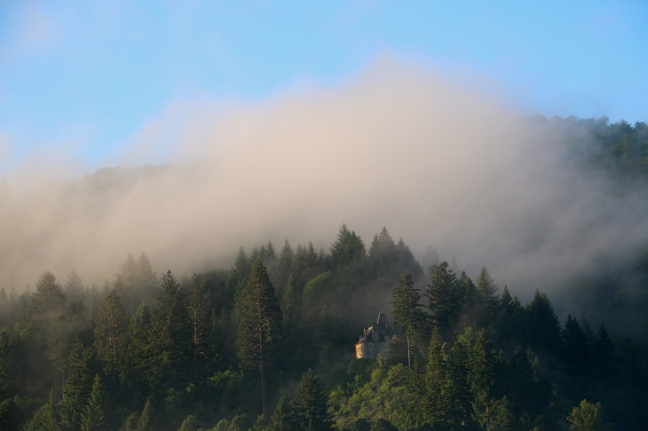 Vue du château de la Falque au petit matin. - Saint-Geniez-d'Olt