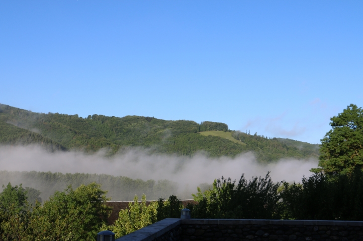 Vue du château de la Falque au petit matin. - Saint-Geniez-d'Olt