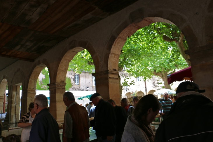 Le marché dans le cloître de l'ancien couvent des Augustins. - Saint-Geniez-d'Olt