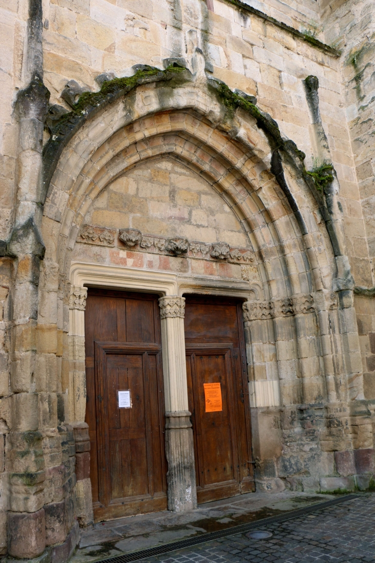 Le portail de la chapelle de l'ancien couvent des Augustins. - Saint-Geniez-d'Olt