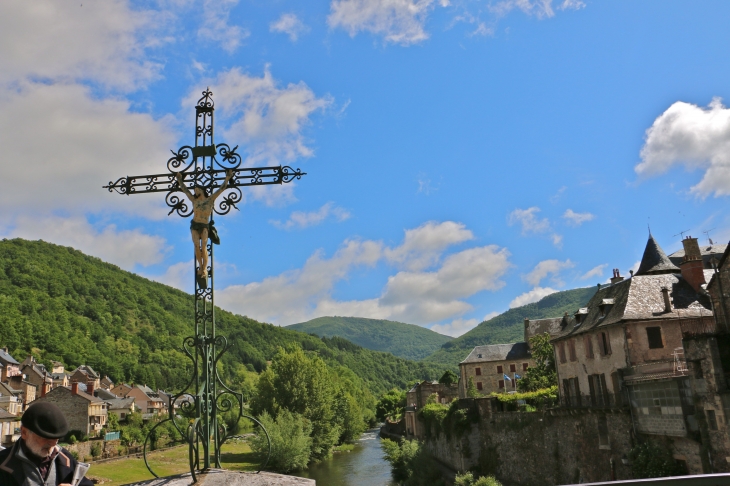 Croix de mission sur le vieux pont qui enjambe le Lot. - Saint-Geniez-d'Olt