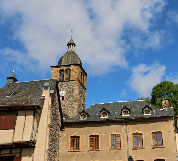 Le clocher de l'église Saint Geniez. - Saint-Geniez-d'Olt