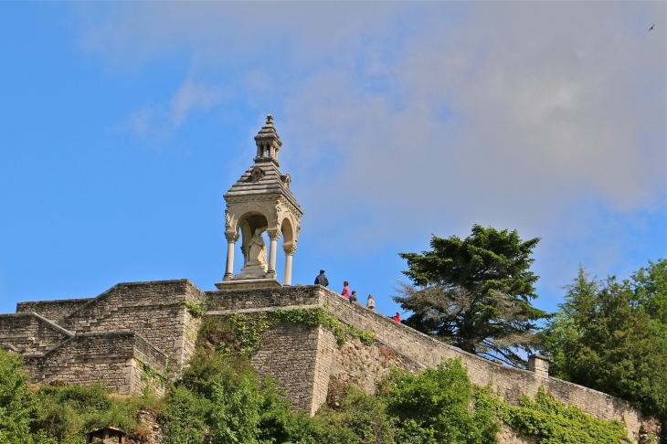 Le monument Talabot. - Saint-Geniez-d'Olt