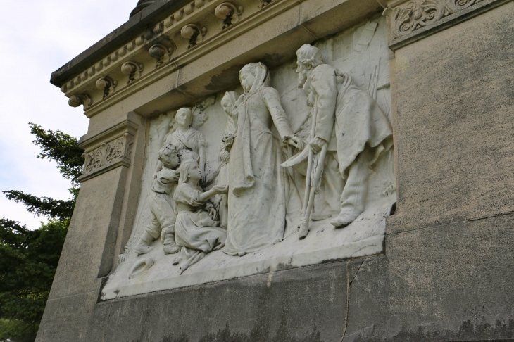 Détail : le monument Talabot du XIXe siècle. - Saint-Geniez-d'Olt