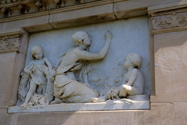 Détail : le monument Talabot du XIXe siècle. - Saint-Geniez-d'Olt