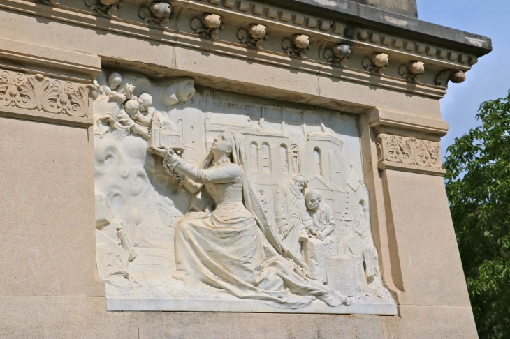 Détail : le monument Talabot du XIXe siècle. - Saint-Geniez-d'Olt