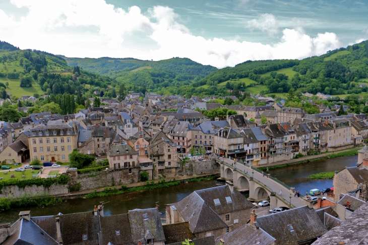 Vue sur le village depuis le monument de Talabot. - Saint-Geniez-d'Olt