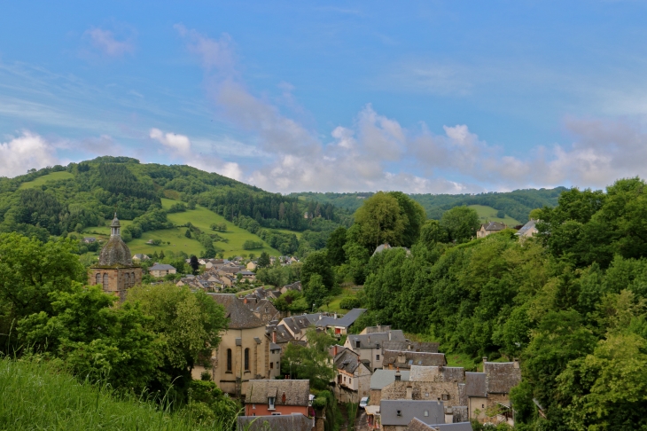 Vue sur les quartiers de l'église Saint Geniez. - Saint-Geniez-d'Olt