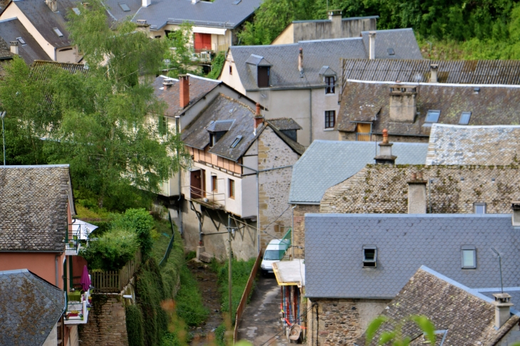 Les quartiers de l'église Saint Geniez. - Saint-Geniez-d'Olt