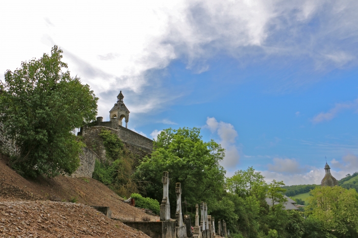 Du cimetière, le monument Talabot et le clocher de l'église saint Geniez. - Saint-Geniez-d'Olt