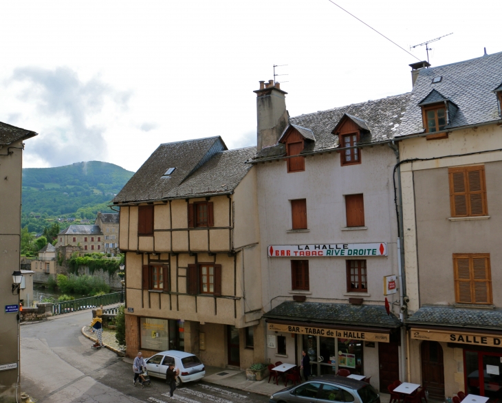 Place de la Halle. - Saint-Geniez-d'Olt