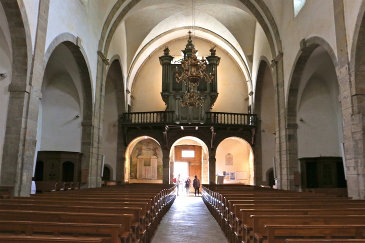 La nef vers le portail de l'église Saint Geniez. - Saint-Geniez-d'Olt