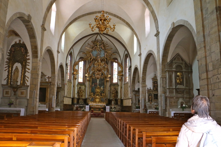 La nef vers le choeur de l'église Saint Geniez. - Saint-Geniez-d'Olt