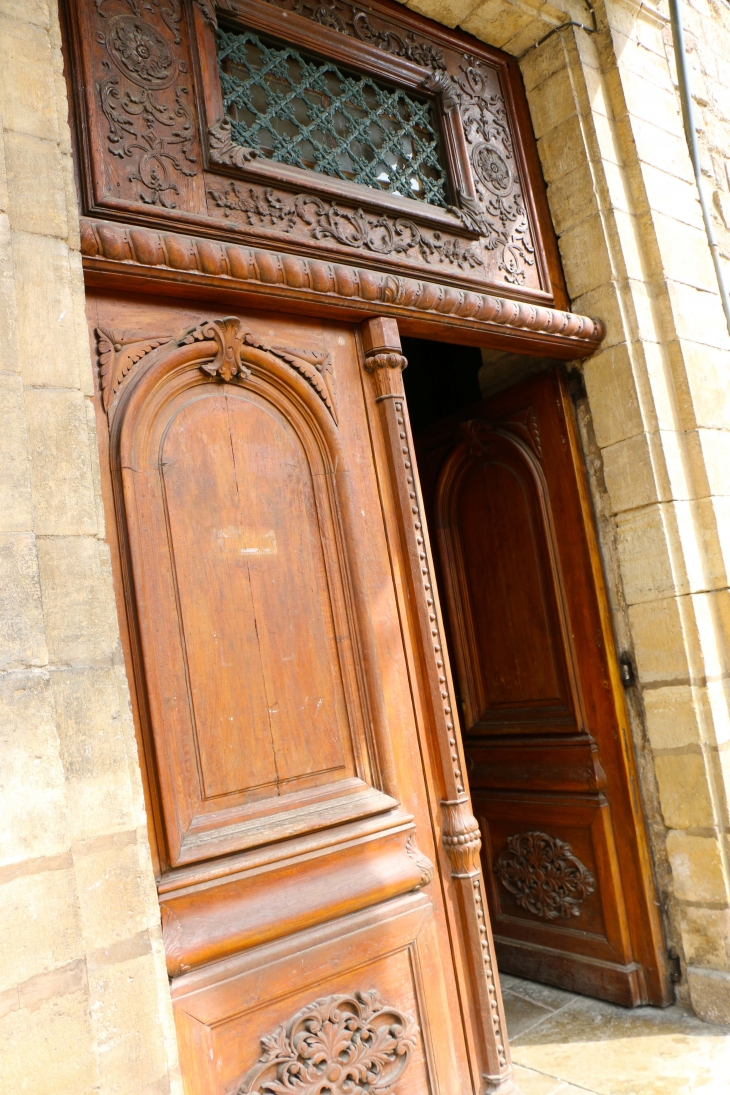 Le portail de l'église Saint Geniez. - Saint-Geniez-d'Olt