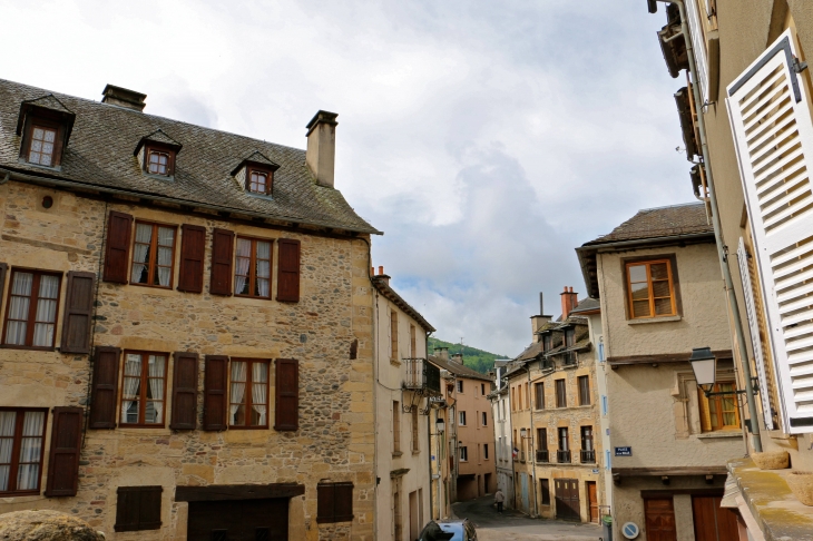 Place de la Halle. - Saint-Geniez-d'Olt