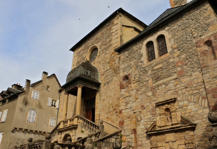 Porche de l'entrée de l'église Saint Geniez avec son escalier à balustre à double révolution. - Saint-Geniez-d'Olt