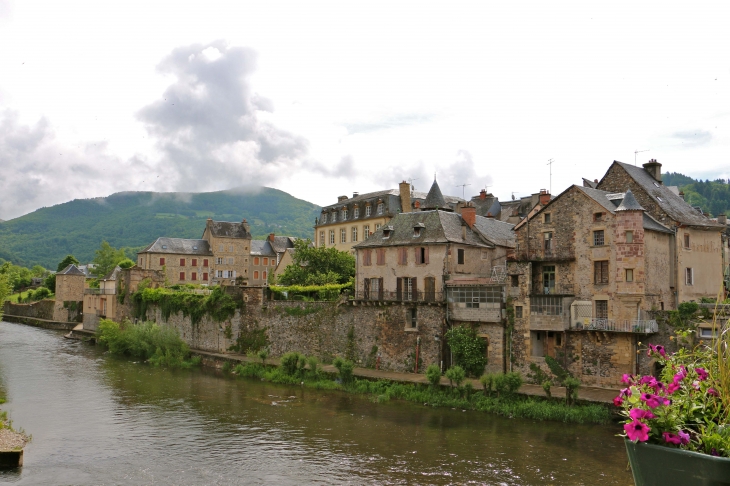 Rive du Lot dans le village. - Saint-Geniez-d'Olt